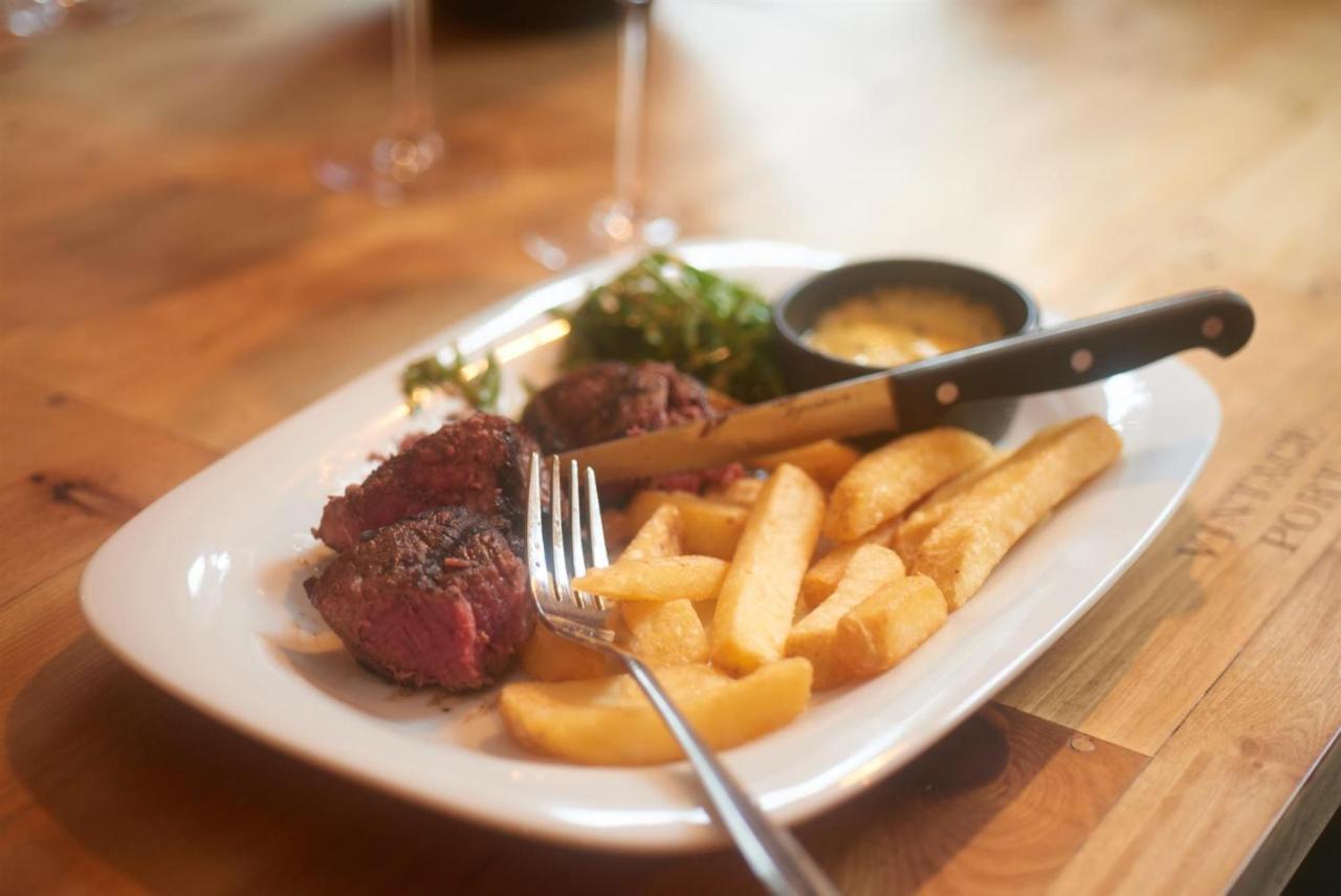 Bear And Ragged Staff 호텔 Cumnor 외부 사진